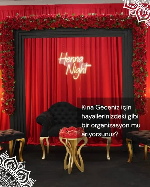 Ba&De’nin kırmızı perde, kırmızı çiçekler ve siyah koltukla hazırlanan kına konsepti